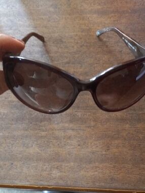 Tommy Bahama Burgandy Horn Sunglasses.